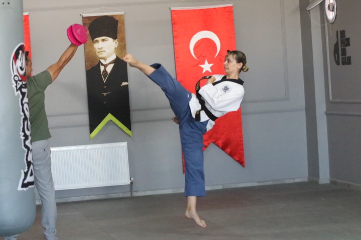 Anadolu Üniversitesi’nin başarılı sporcusu Gülsena Karakuyulu, Avrupa’daki başarısını anlattı