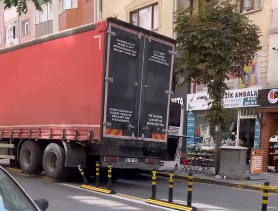 Bozulan otobüs yolu kapadı, kamyon dubaları çiğneyerek yoluna devam etti