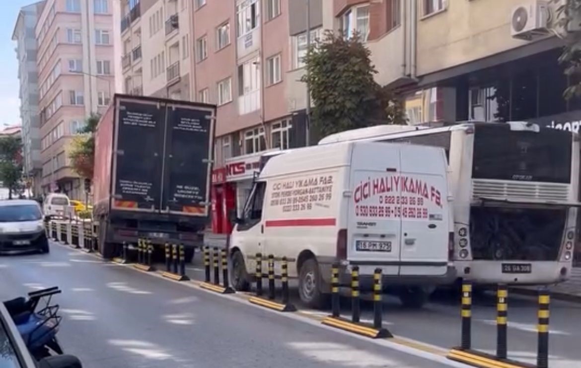 Bozulan otobüs yolu kapadı, kamyon dubaları çiğneyerek yoluna devam etti