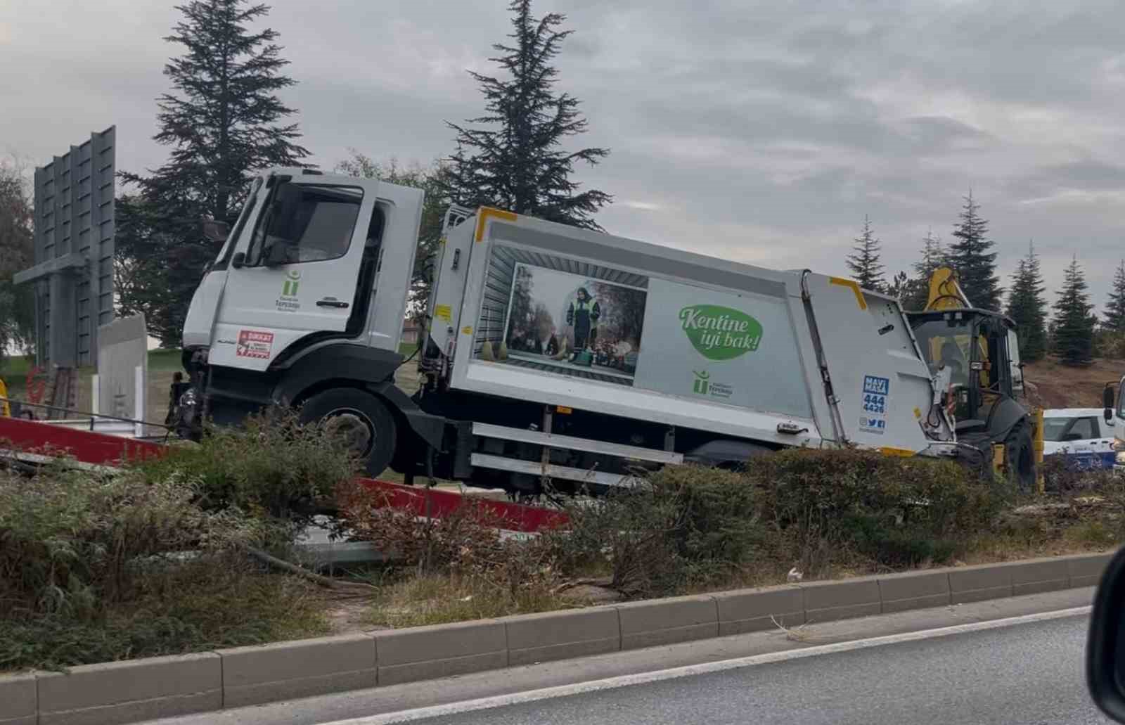 Çöp kamyonu kontrolden çıkarak refüje çakıldı!