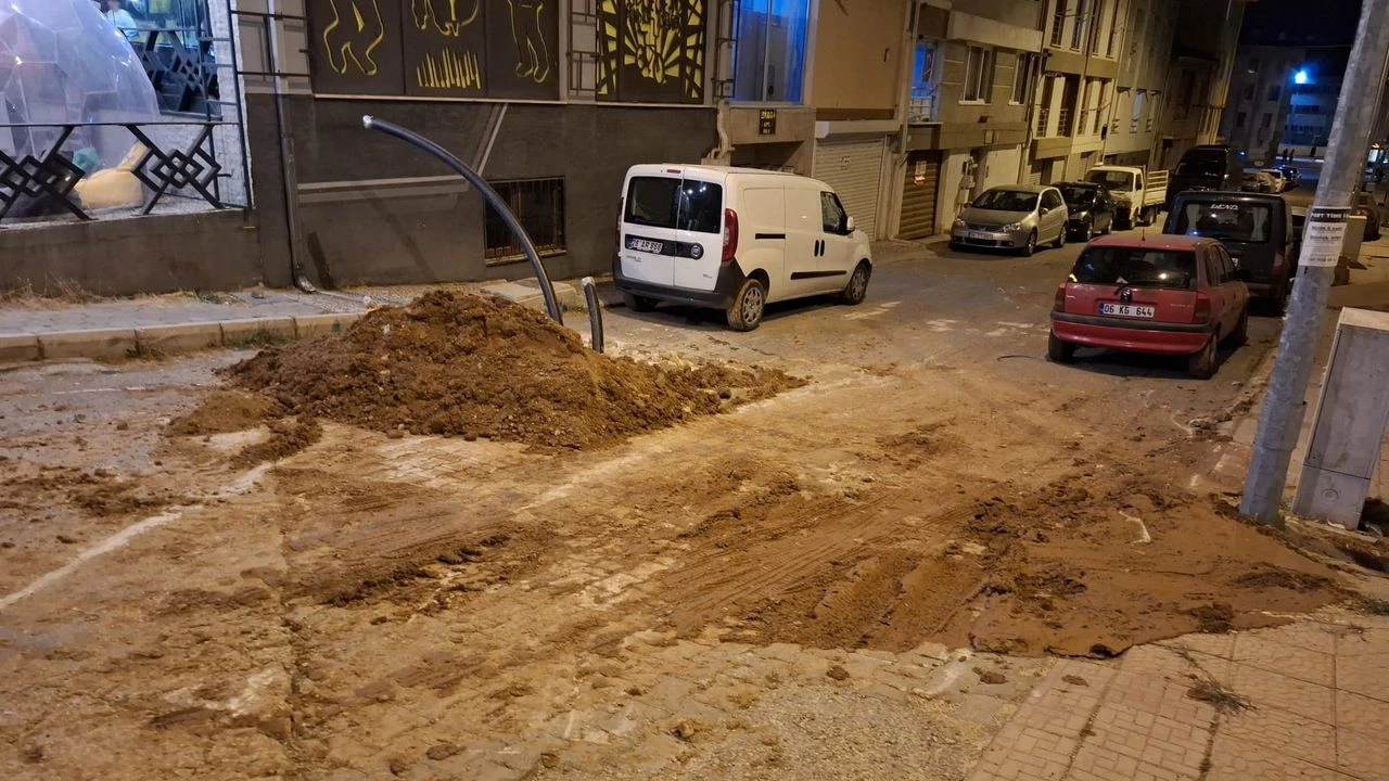 Altyapı çalışması mahalleyi çamur deryasına çevirdi!