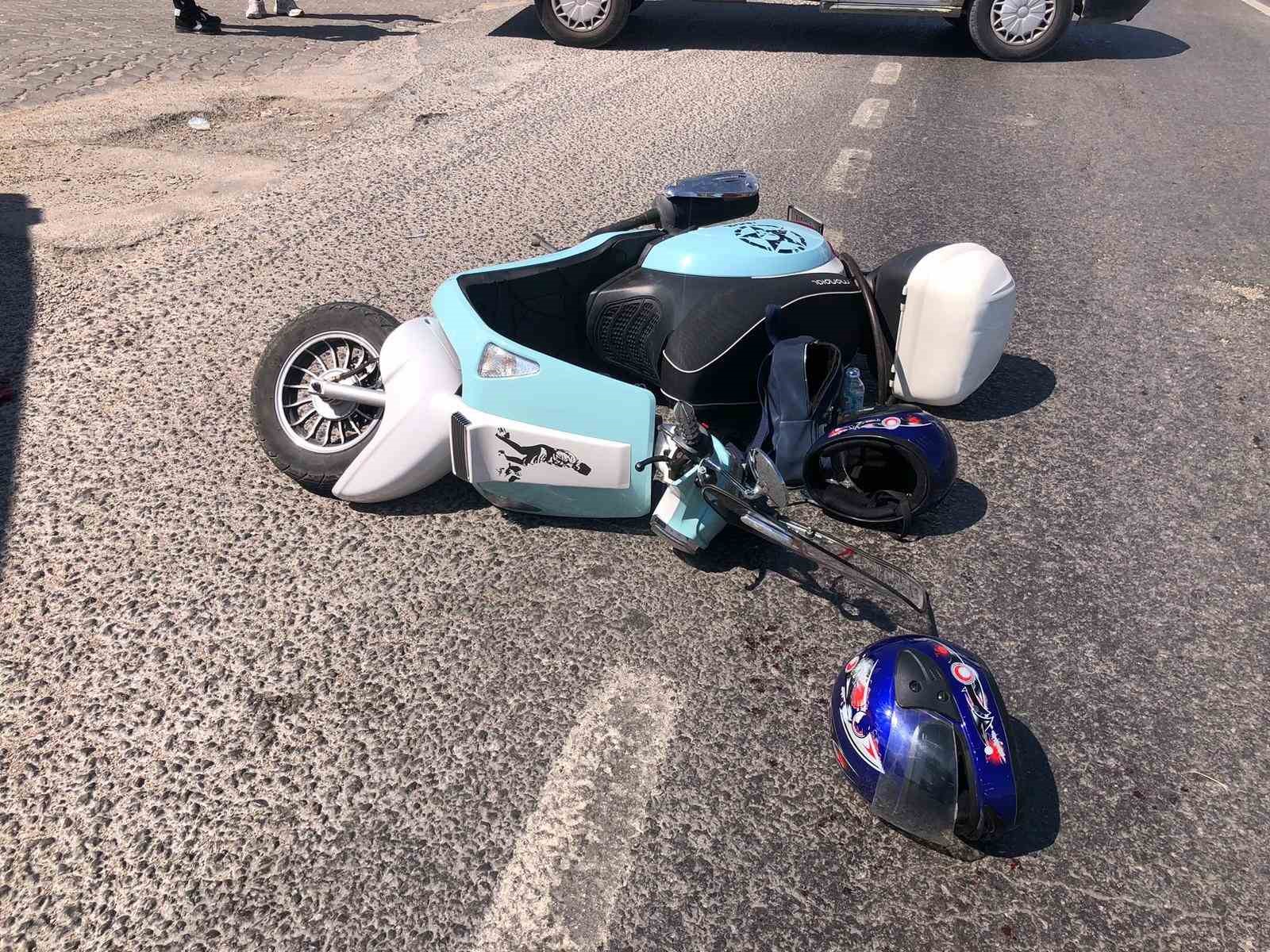 Kamyonetle çarpışmamak için manevra yapan motosiklet devrildi, 2 kişi yaralandı