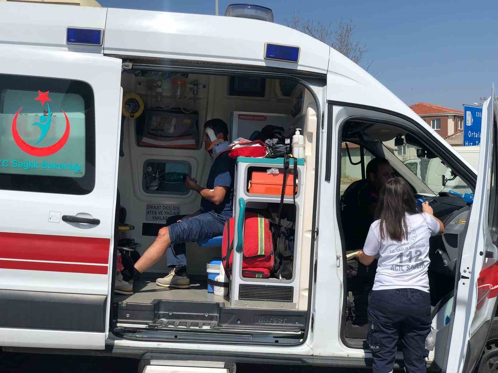 Kamyonetle çarpışmamak için manevra yapan motosiklet devrildi, 2 kişi yaralandı