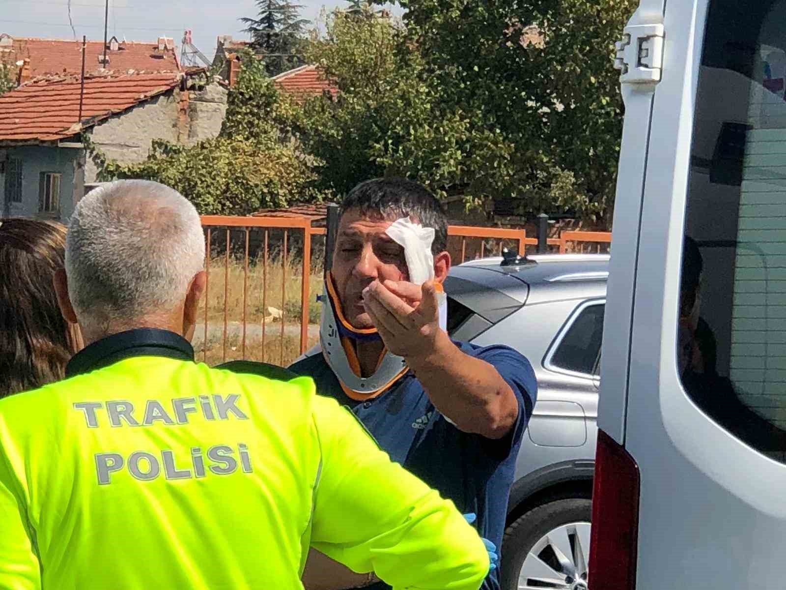 Kamyonetle çarpışmamak için manevra yapan motosiklet devrildi, 2 kişi yaralandı