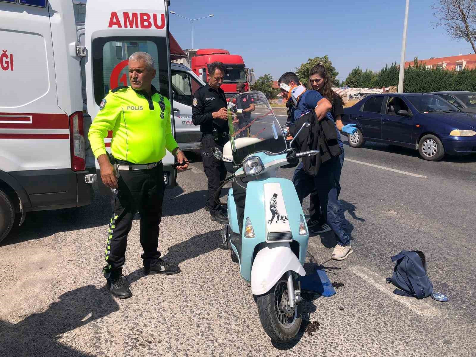 Kamyonetle çarpışmamak için manevra yapan motosiklet devrildi, 2 kişi yaralandı