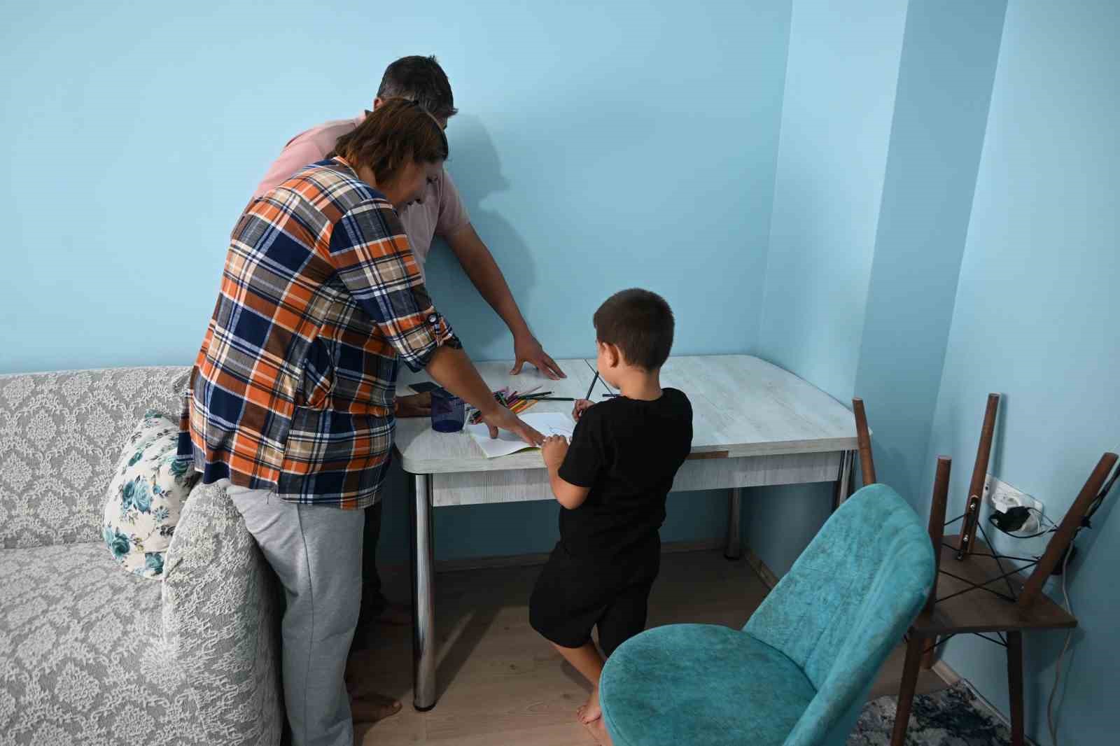 Eskişehir’de 5 yaşındaki engelli oğlunu döven adama, anneden kahvede meydan dayağı