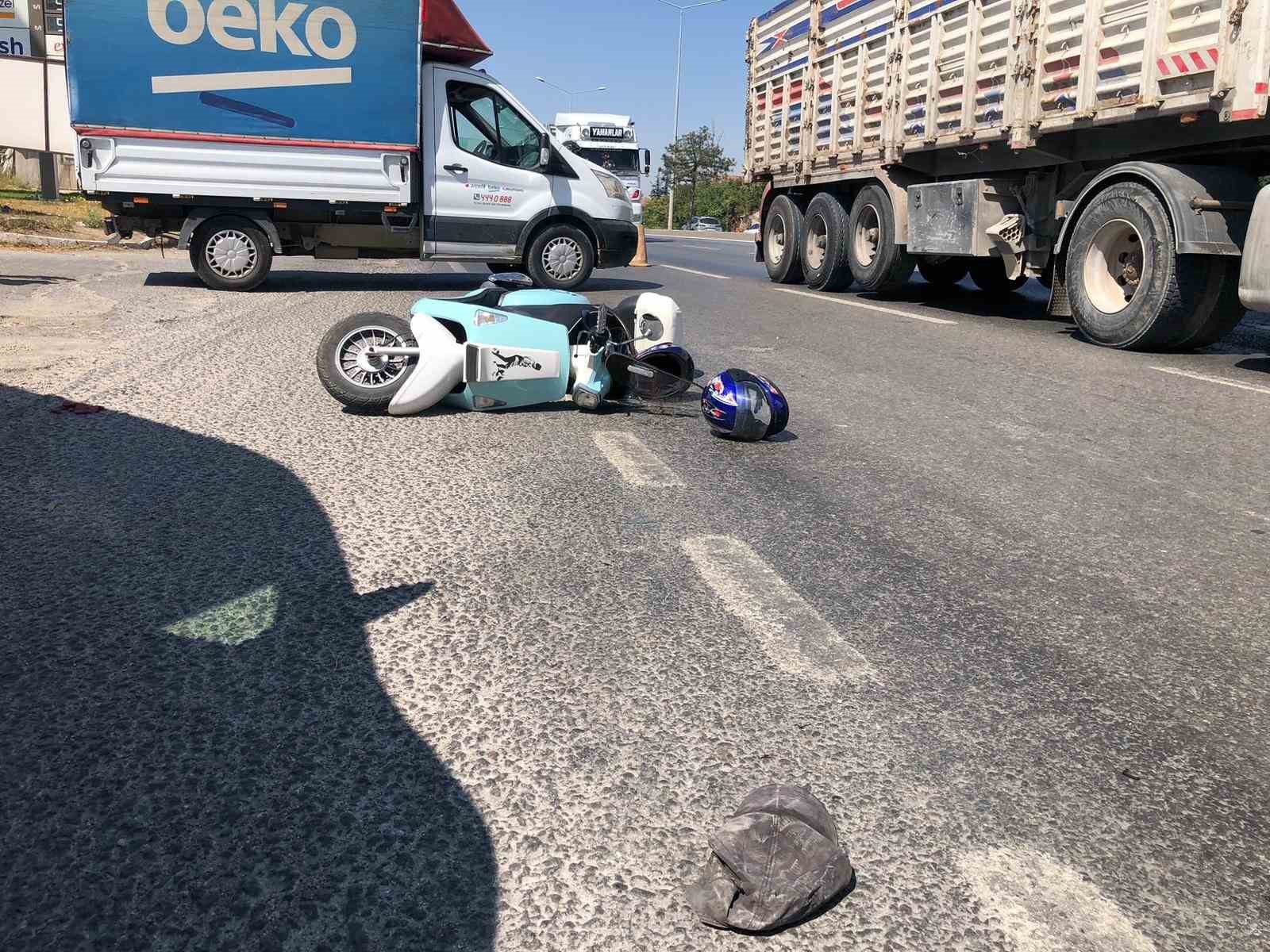 KAMYONETTEN KAÇAN MOTOSİKLET DEVRİLDİ!