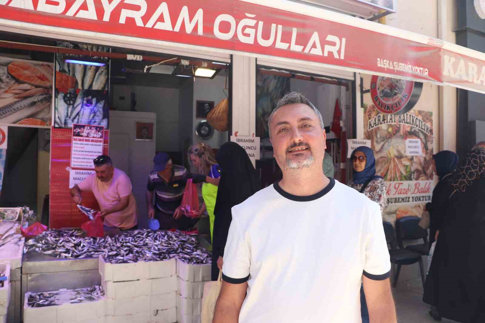 ESKİŞEHİR’DE MEVLİD KANDİLİNDE 1 TON HAMSİ ÜCRETSİZ DAĞITILDI!