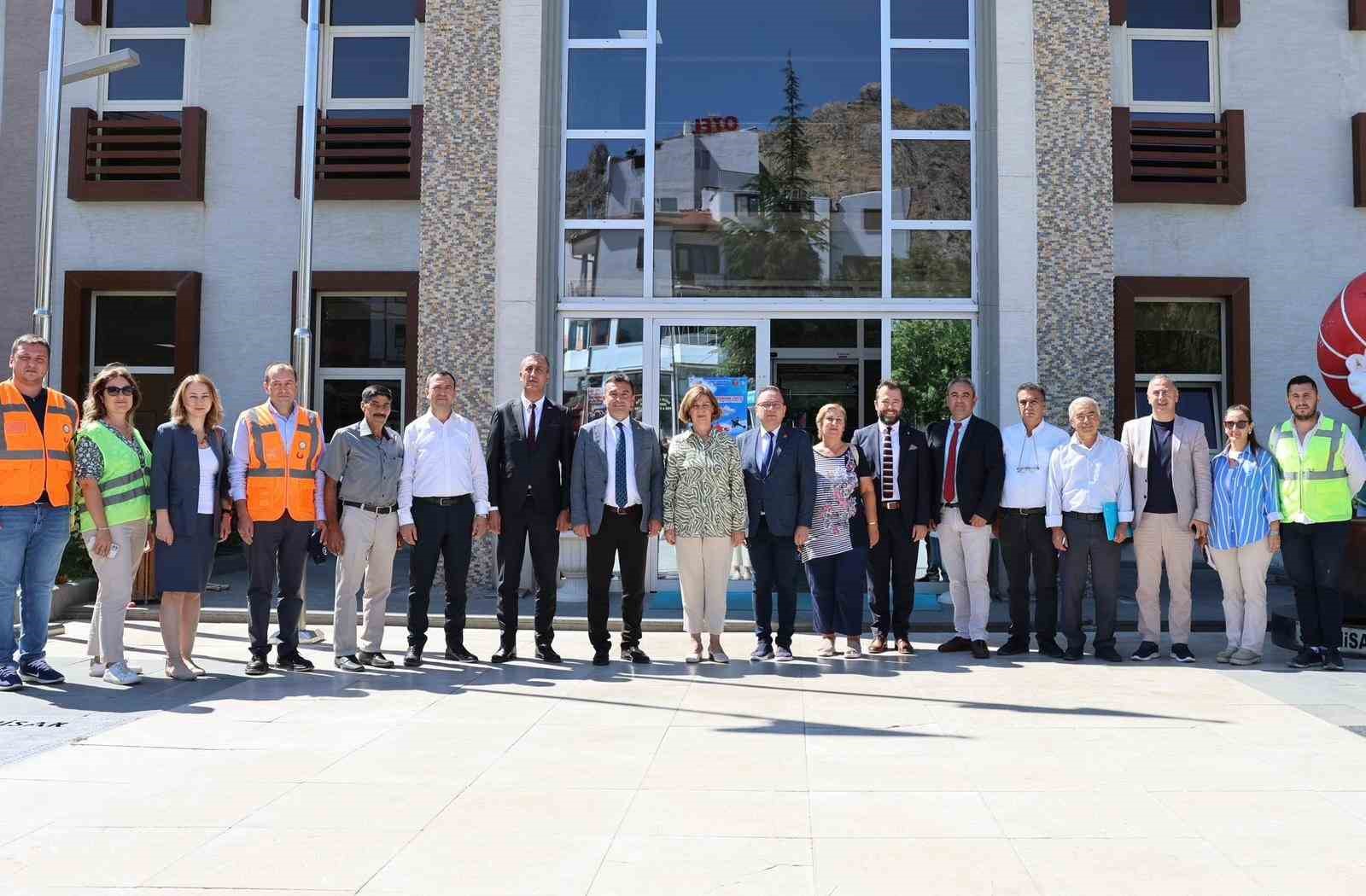BAŞKAN AYŞE ÜNLÜCE KIRSALDA YOL ÇALIŞMALARINI YERİNDE İNCELEDİ!