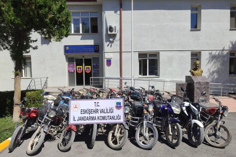 ESKİŞEHİR’DE RUHSATSIZ VE PLAKASIZ MOTOSİKLETLERE BÜYÜK OPERASYON!