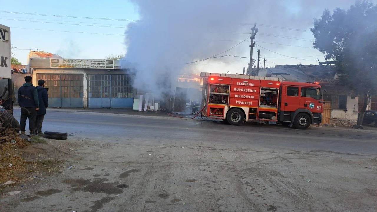 Eskişehir’de Sanayi Çarşısı’nda Yangın: Sebebi Araştırılıyor