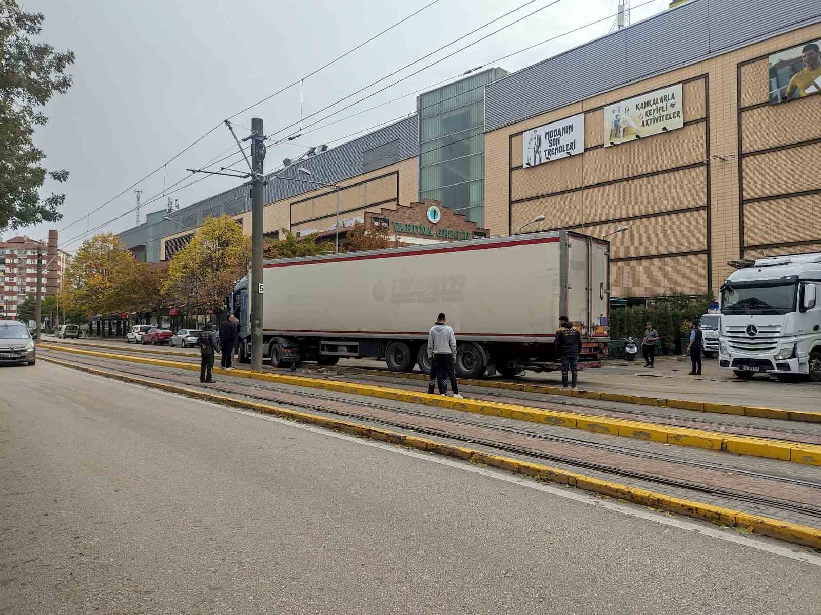 Eskişehir’de Tır Tramvay Yoluna Girdi: Ulaşım Felç Oldu!