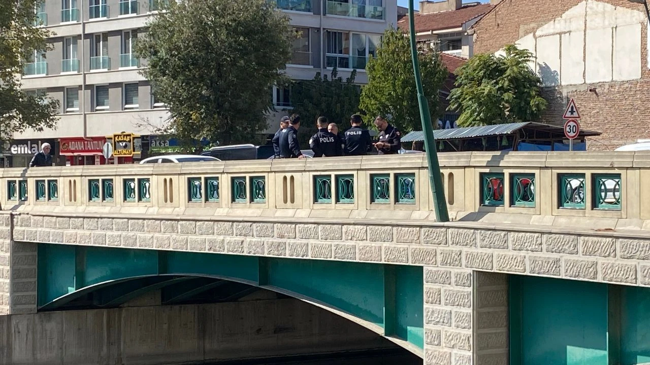 ESKİŞEHİR’DE CANINA KIYMAYA KALKTI, KIZ ARKADAŞI GELİNCE VAZGEÇTİ