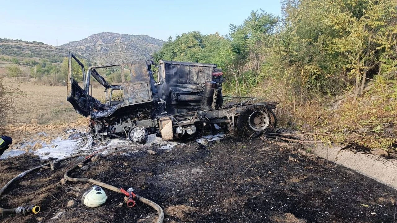 Kontrolden Çıkan Tır Tarlaya Uçtu: Araç Küle Döndü!