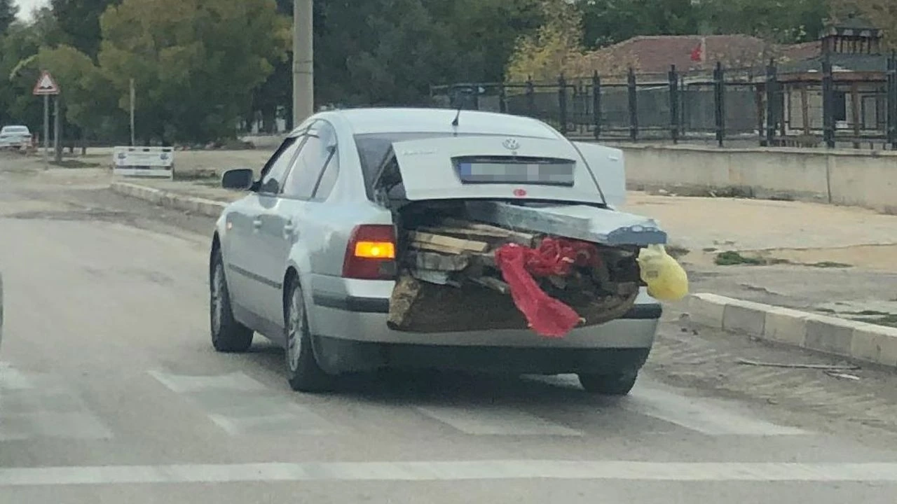 Eskişehir’de Akılalmaz Görüntü: Bagajında Kereste Taşıdı!