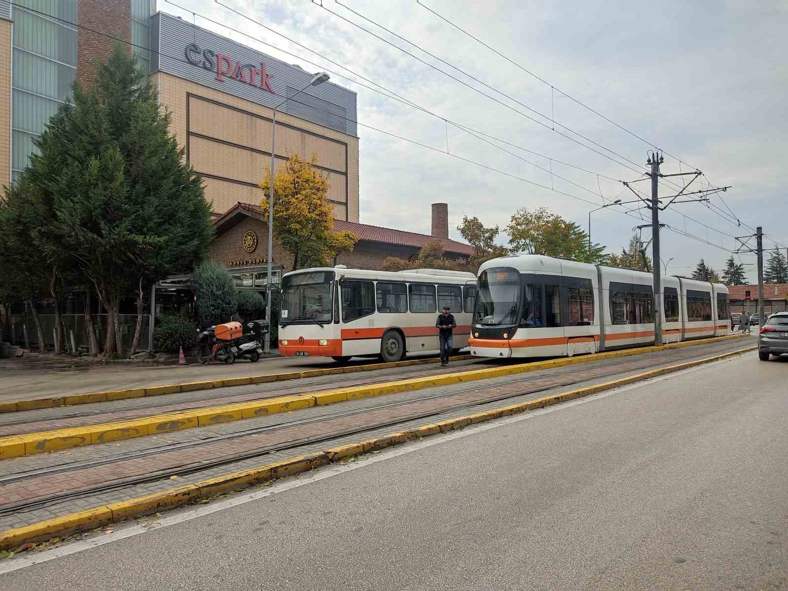 Kontrolden çıkan tır tramvay yoluna girdi, seferler aksadı