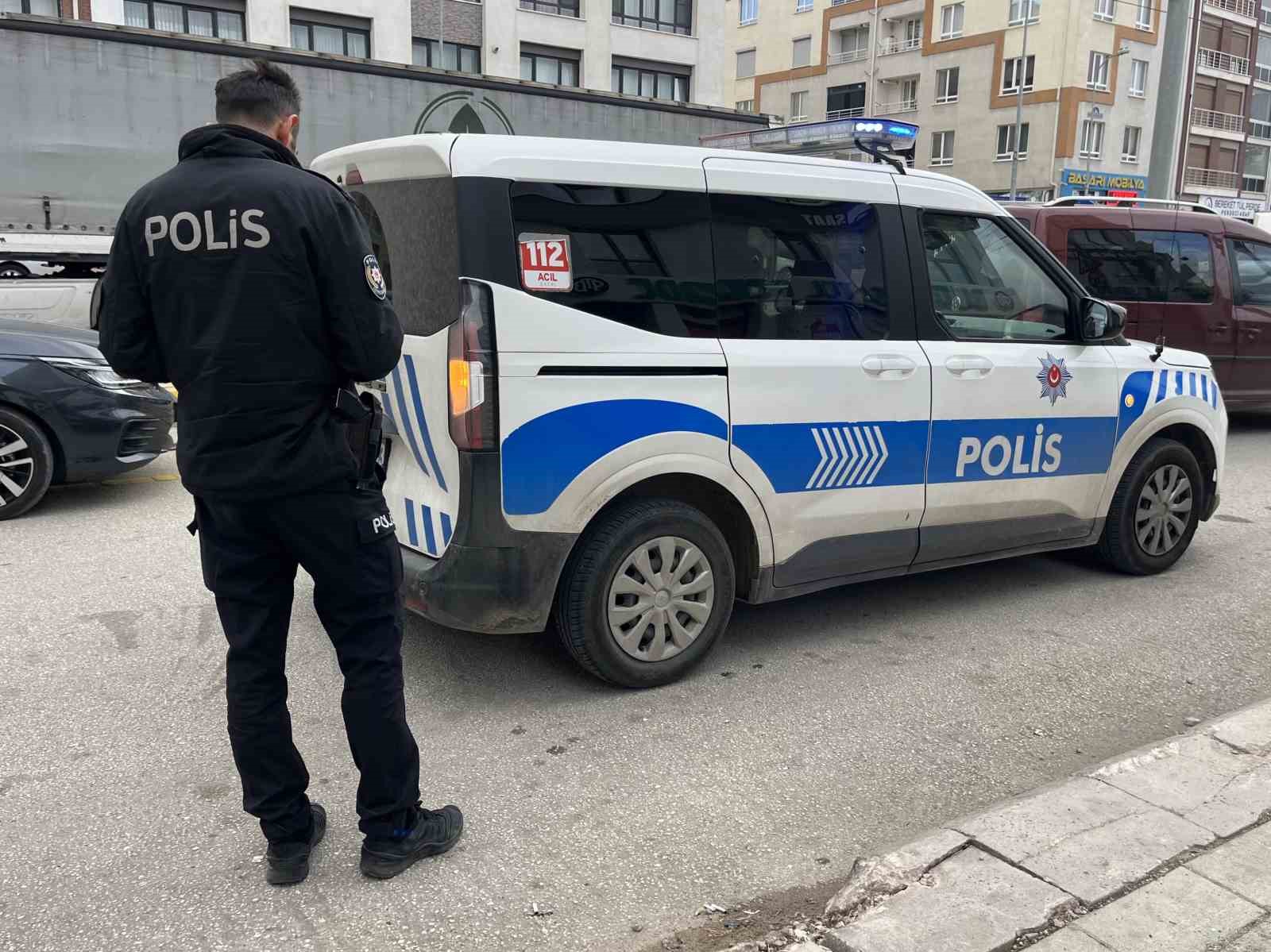 Polis aracına çarpıp kaçtı