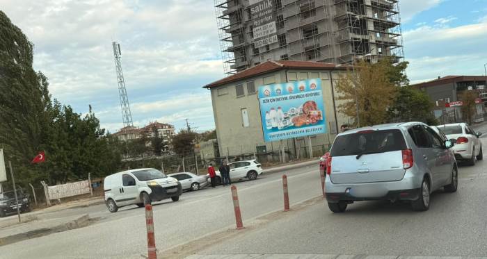 Aynı Anda İki Kaza: Eskişehir’de Sürücüler Şaşkına Döndü!