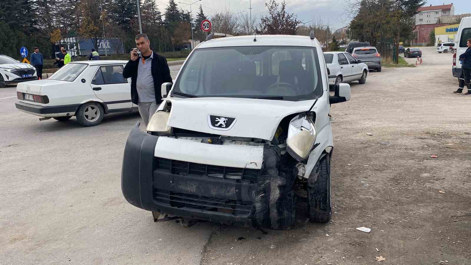 İki araç çarpıştı, sürücü yaralı