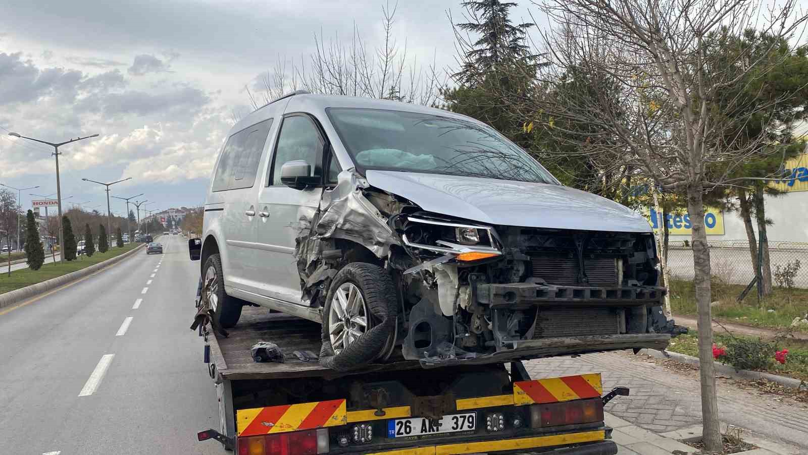 İki araç çarpıştı, sürücü yaralı