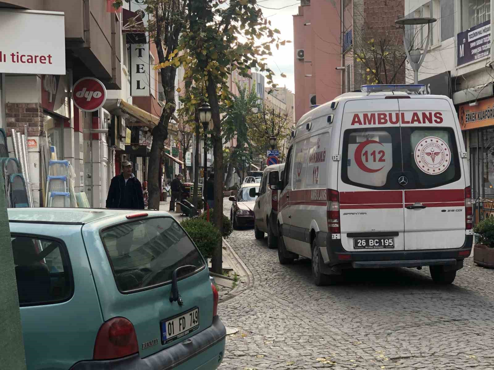 Ters yönden gelen plakasız otomobil ambulansın ilerlemesini engelledi