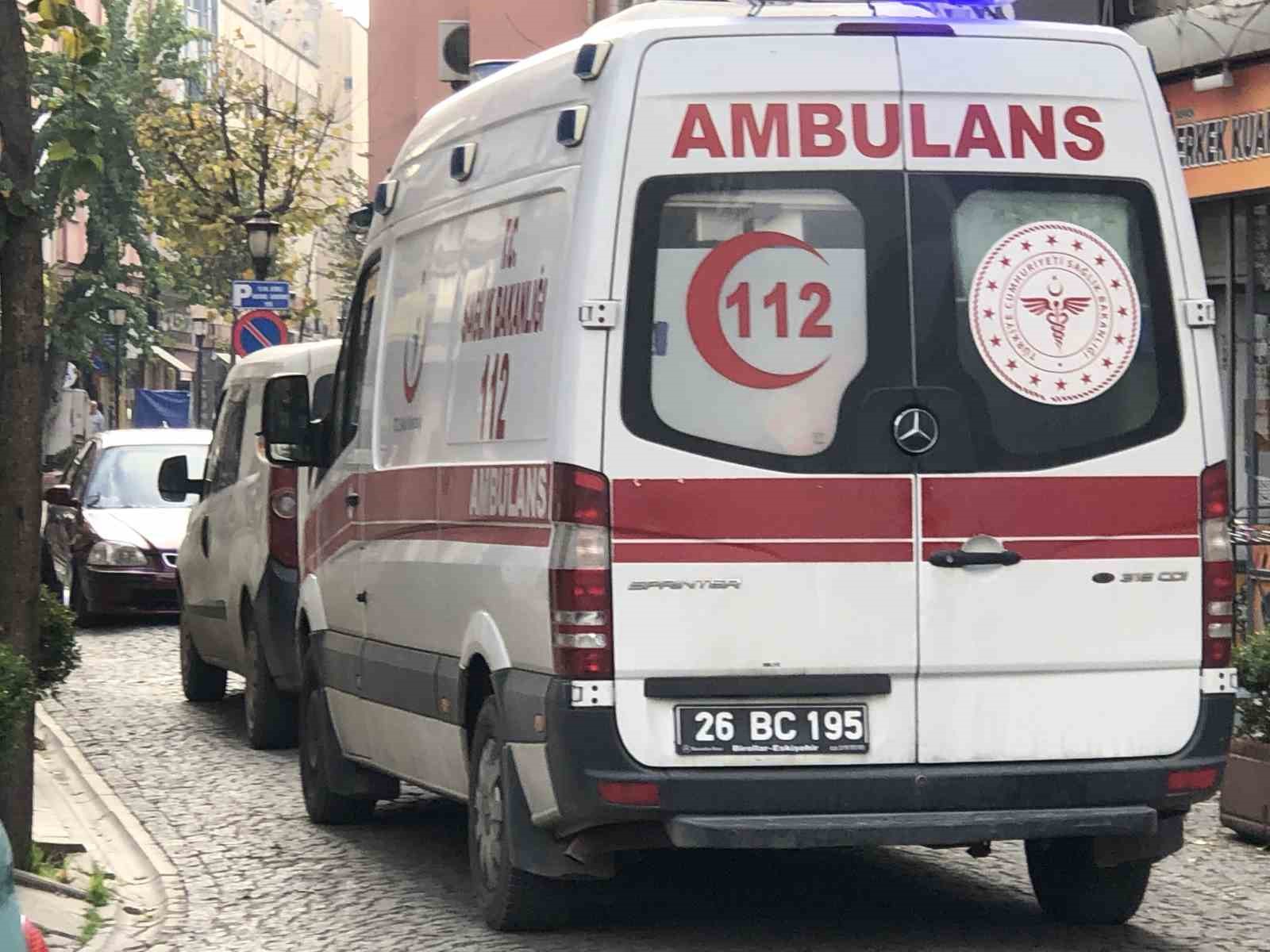 Ters yönden gelen plakasız otomobil ambulansın ilerlemesini engelledi