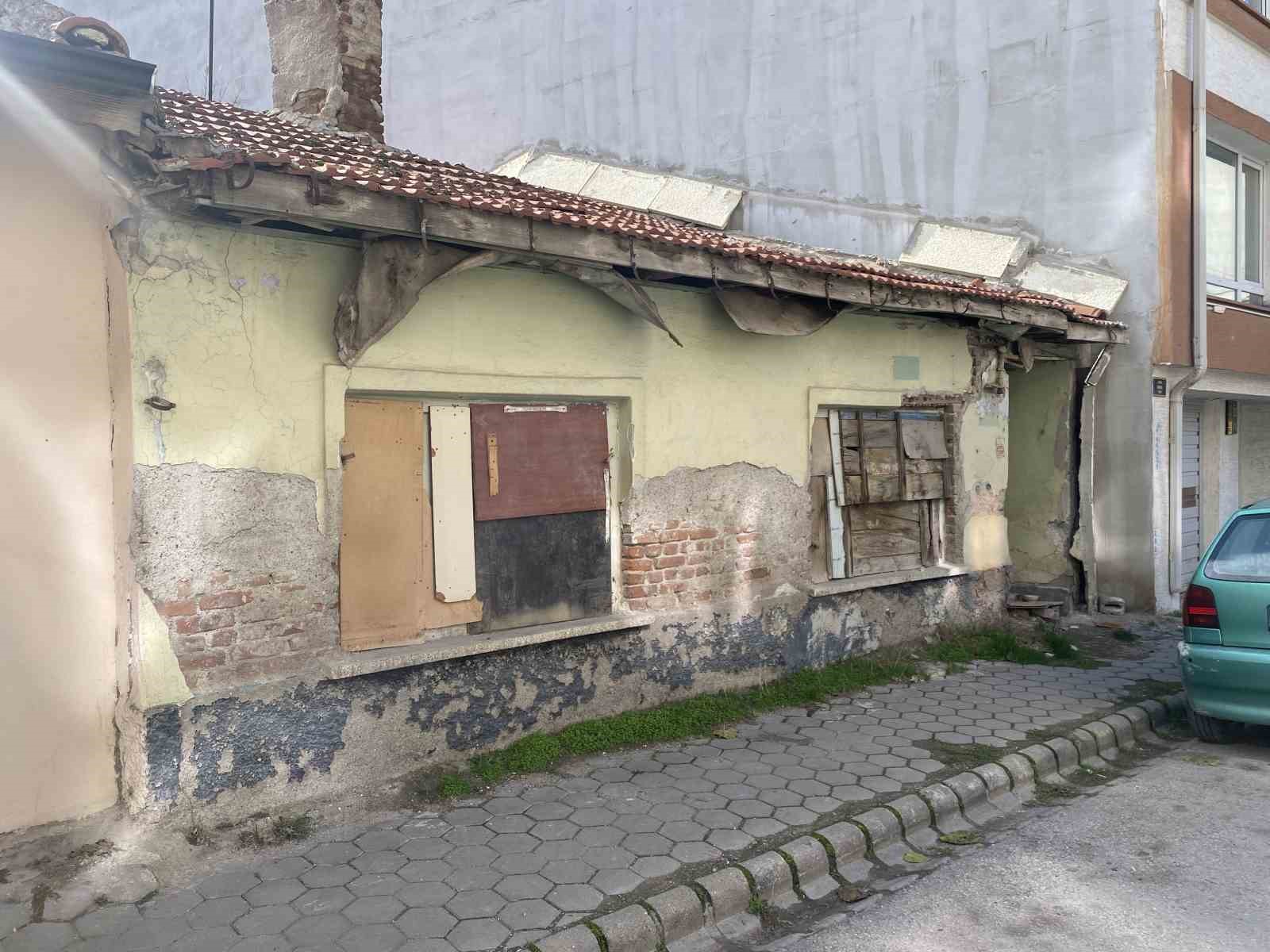 Yaklaşık 5 yıldır metruk halde olan ev tedirginlik oluşturuyor