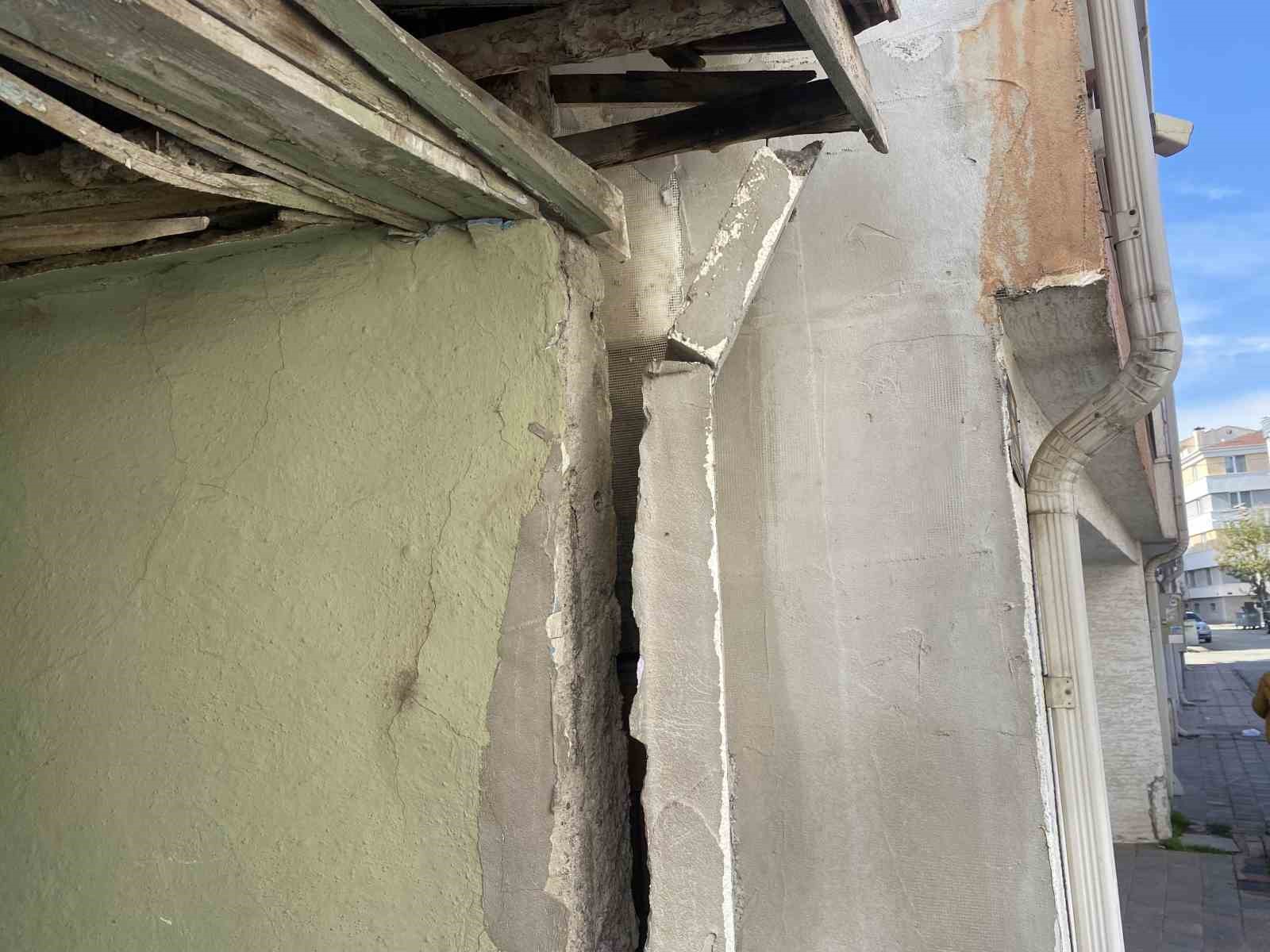 Yaklaşık 5 yıldır metruk halde olan ev tedirginlik oluşturuyor