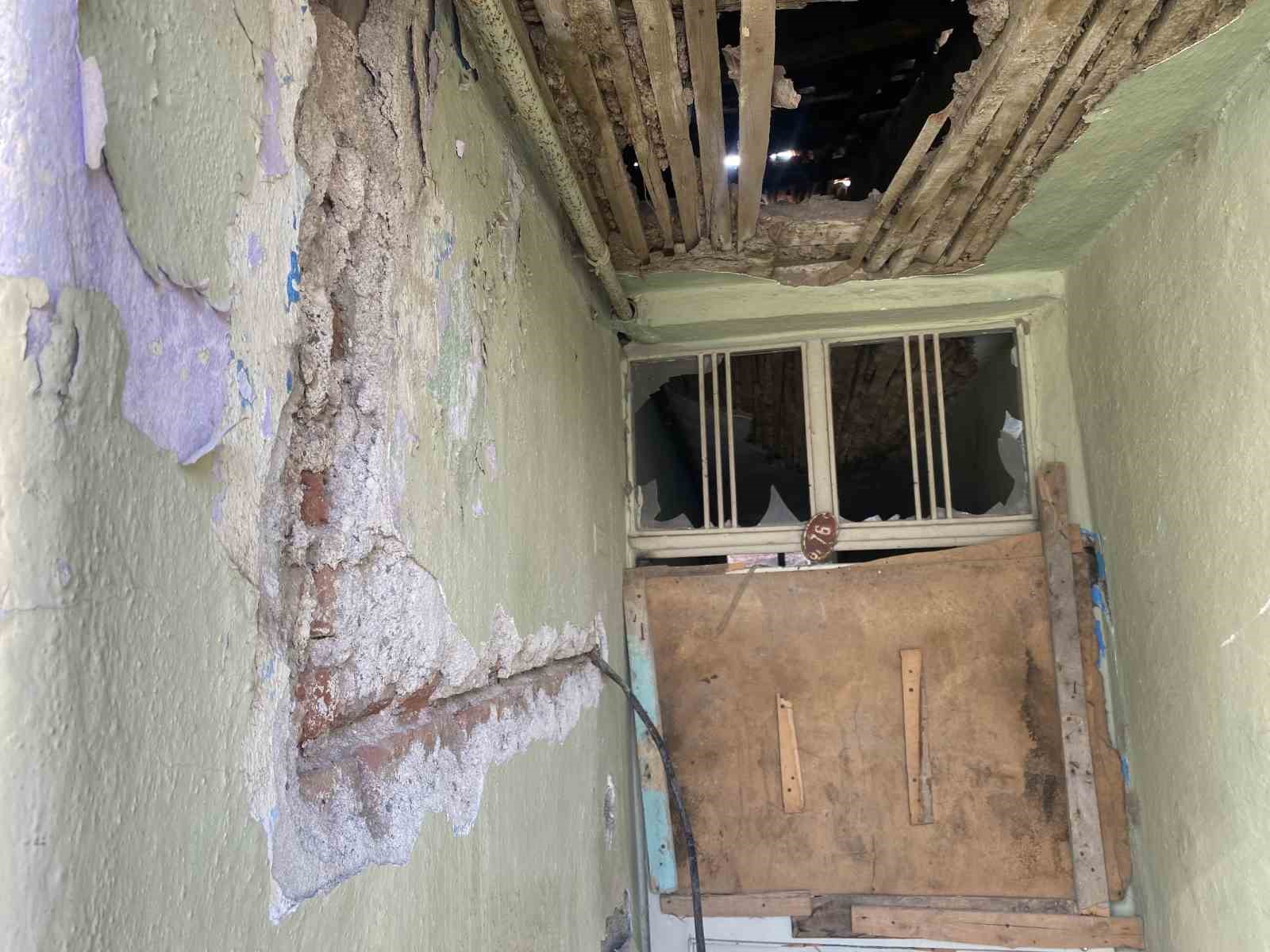 Yaklaşık 5 yıldır metruk halde olan ev tedirginlik oluşturuyor