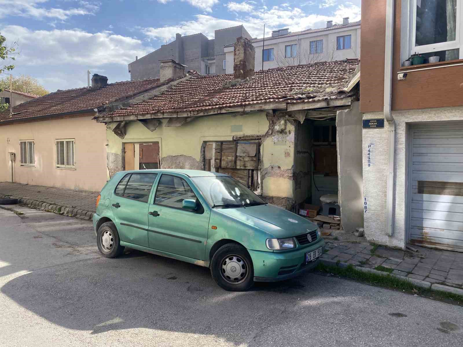 Yaklaşık 5 yıldır metruk halde olan ev tedirginlik oluşturuyor