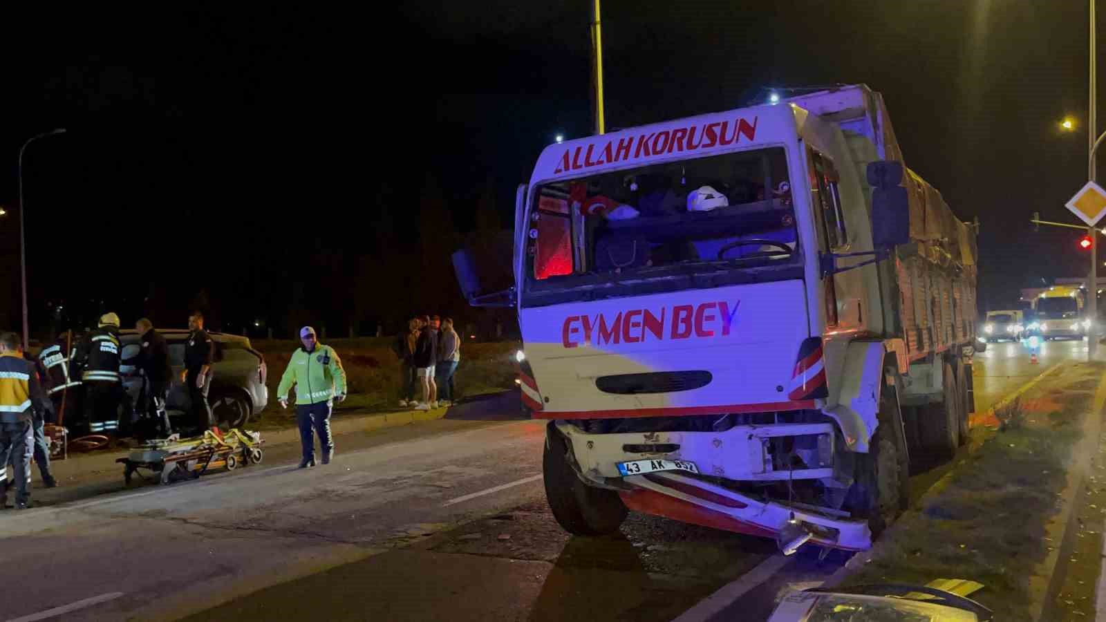 Porselen hammaddesi yüklü kamyon otomobille çarpıştı: 4 yaralı