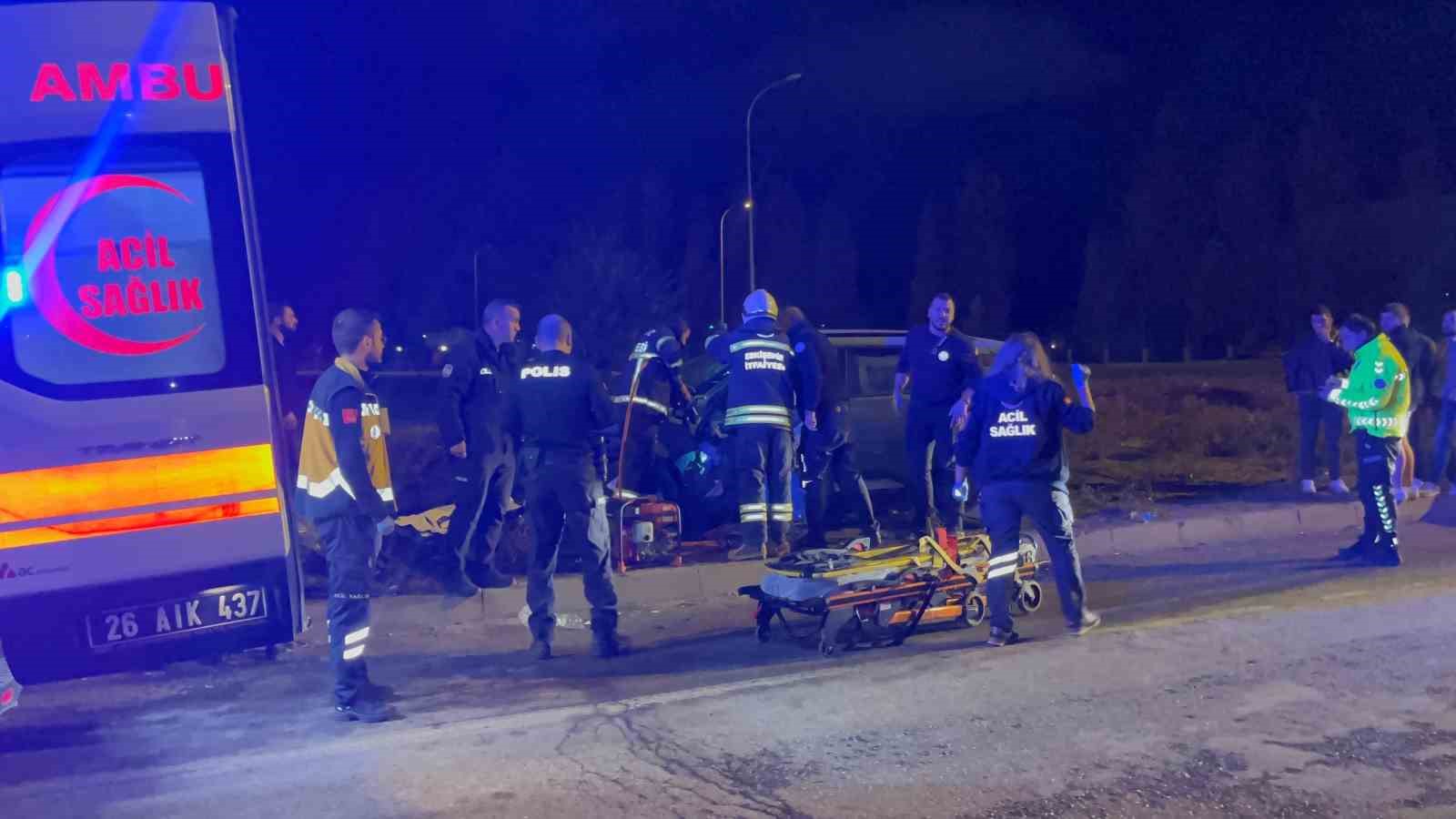 Porselen hammaddesi yüklü kamyon otomobille çarpıştı: 4 yaralı