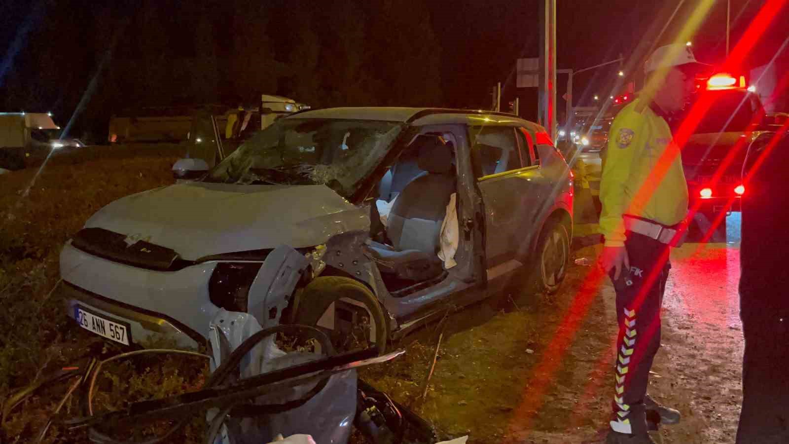 Porselen hammaddesi yüklü kamyon otomobille çarpıştı: 4 yaralı