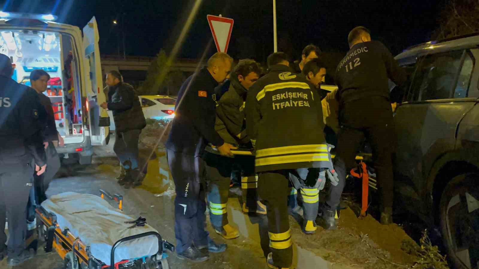 Porselen hammaddesi yüklü kamyon otomobille çarpıştı: 4 yaralı