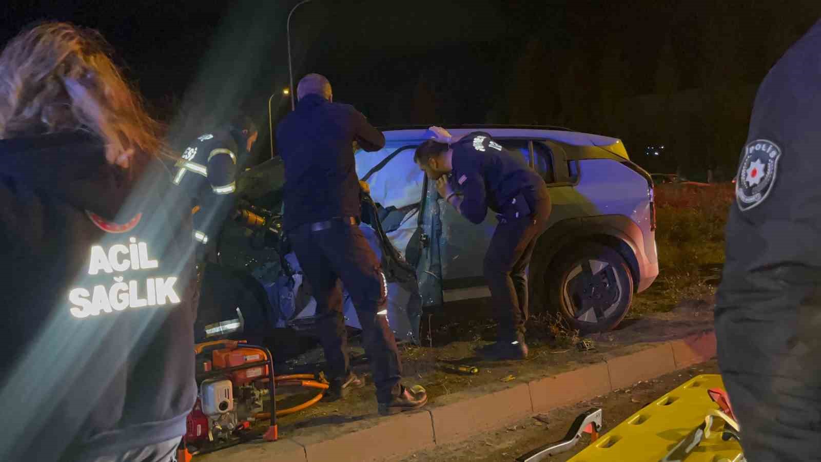 Porselen hammaddesi yüklü kamyon otomobille çarpıştı: 4 yaralı