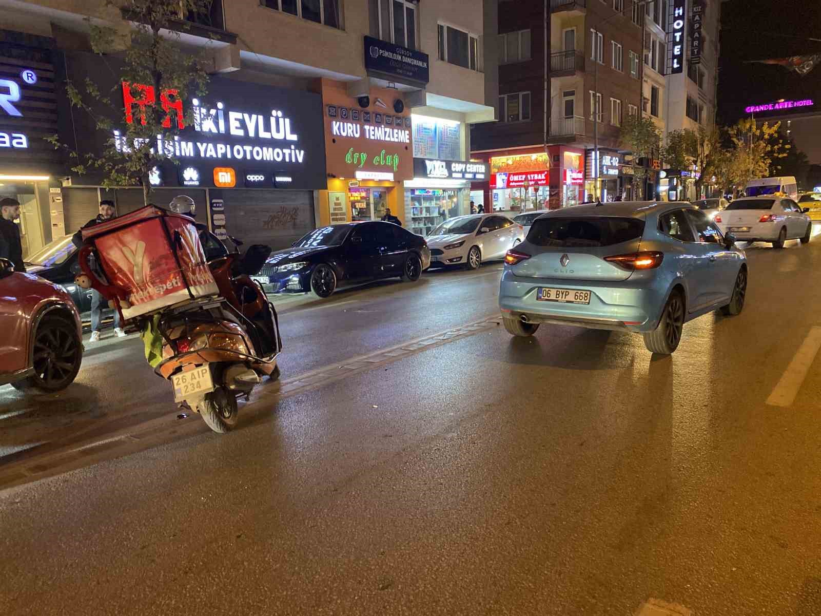 Motosiklet önce yayaya, sonra otomobile çarptı: 2 yaralı