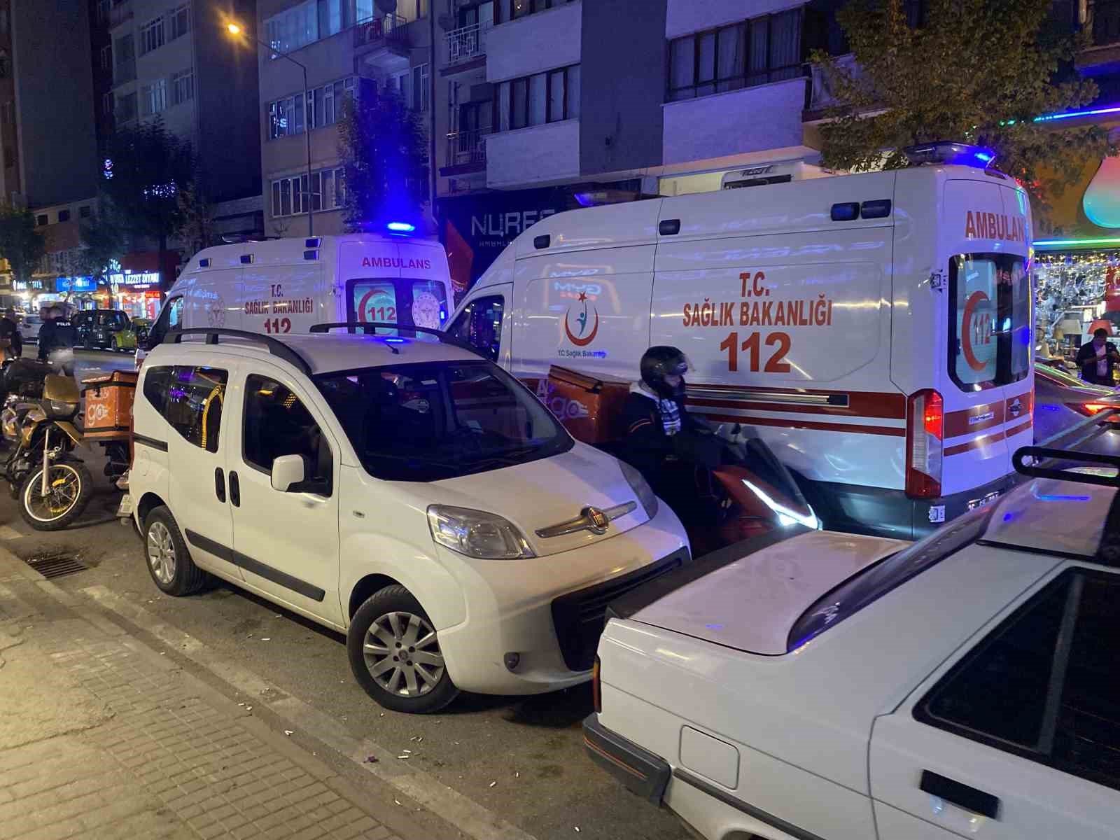 Motosiklet önce yayaya, sonra otomobile çarptı: 2 yaralı