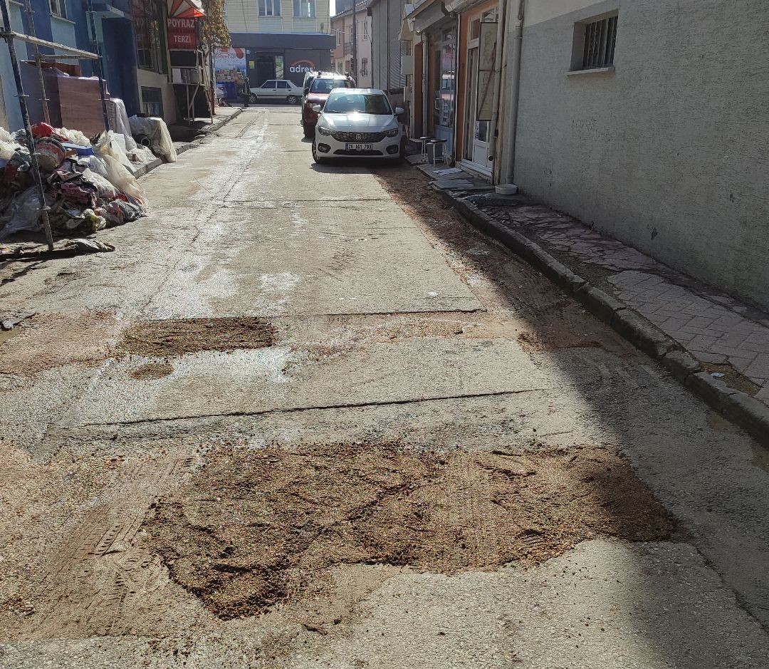 BELEDİYE YAPMADI, VATANDAŞ KOLLARI SIVADI!