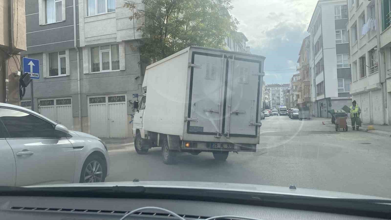 Devrilecekmiş gibi gözüken kamyon tedirginlik oluşturdu