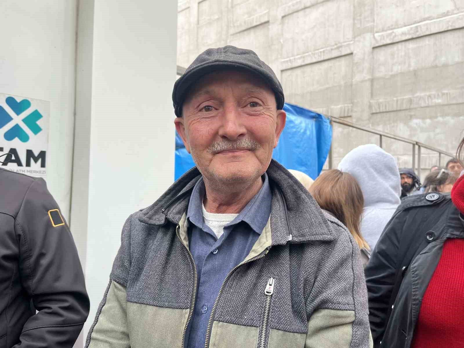 TOKİ başvurusu yapmak isteyen vatandaşlar yüzlerce metre kuyruk oluşturdu