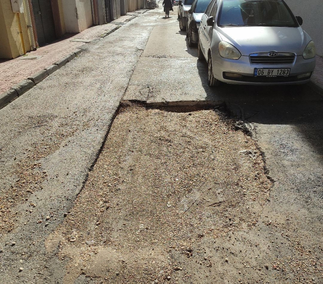 Belediyenin onarmadığı çukurları vatandaş düzeltmeye çalıştı