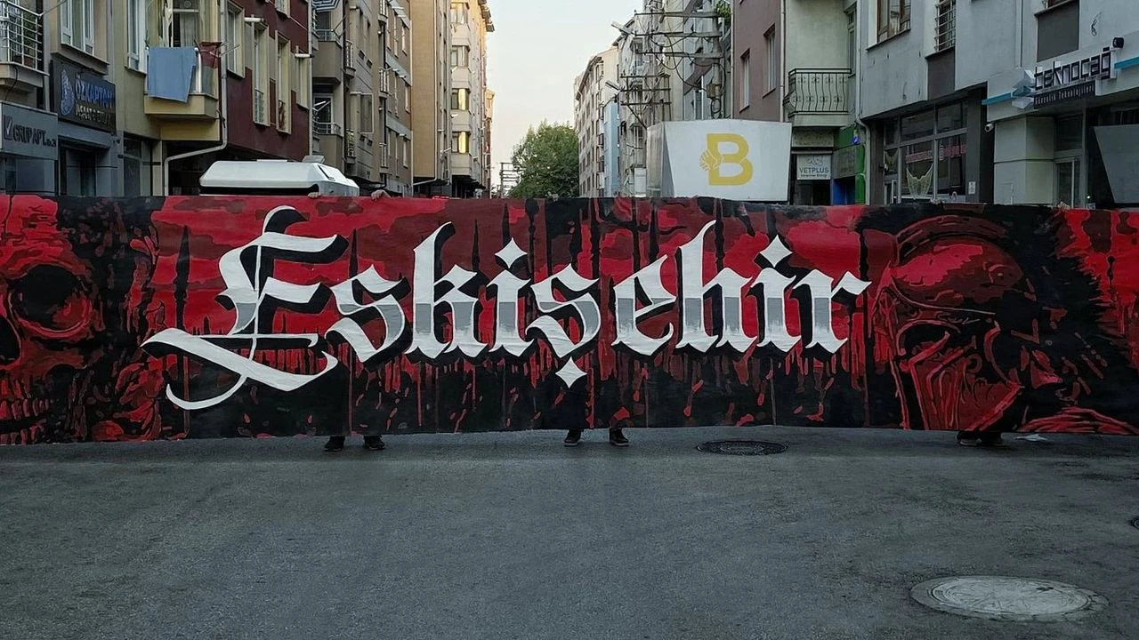 Eskişehirspor tribününden sanat eseri: Nefer’in El Emeği Pankartı Türkiye’nin gündemine bomba gibi düştü!