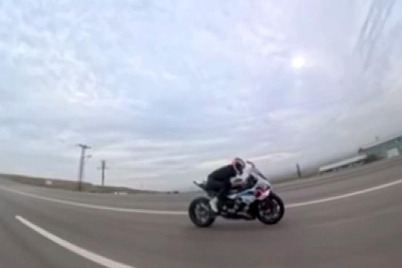 TRAFİĞE AÇIK YOLDA AKIL ALMAZ YARIŞ: KORKU DOLU ANLAR!