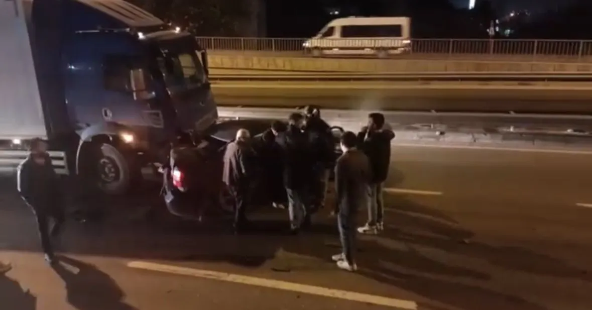 Eskişehir’de Dehşet Veren Çarpışma: Otomobil TIR’ın Altında Kalınca Trafik Kilitlendi!