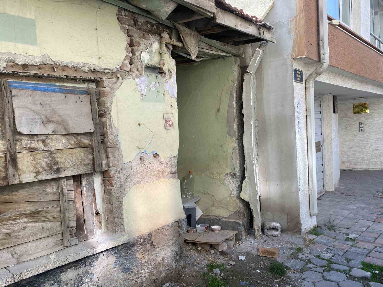 ESKİŞEHİR’DE METRUK EV TEHLİKE SAÇIYOR!