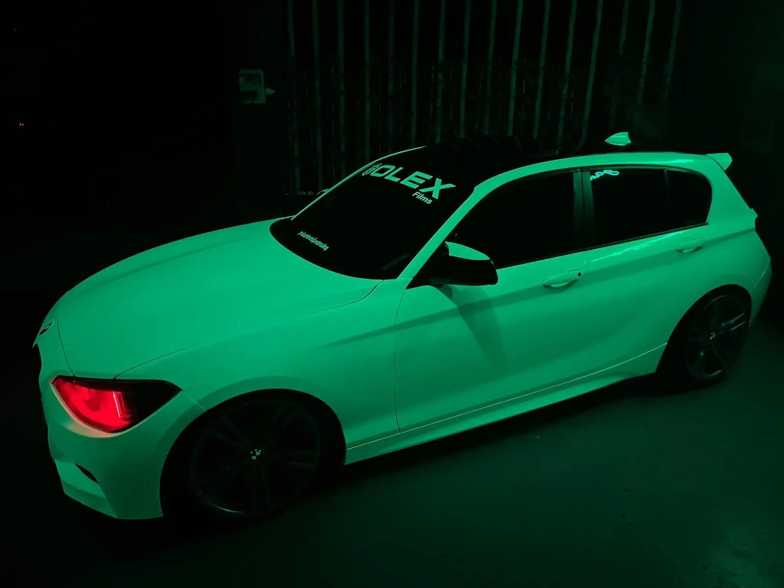 Eskişehir’de görenler şaşkına dönüyor: Gündüz beyaz, gece yeşil! Dünyanın en nadir araçlarından biri Eskişehir’de!