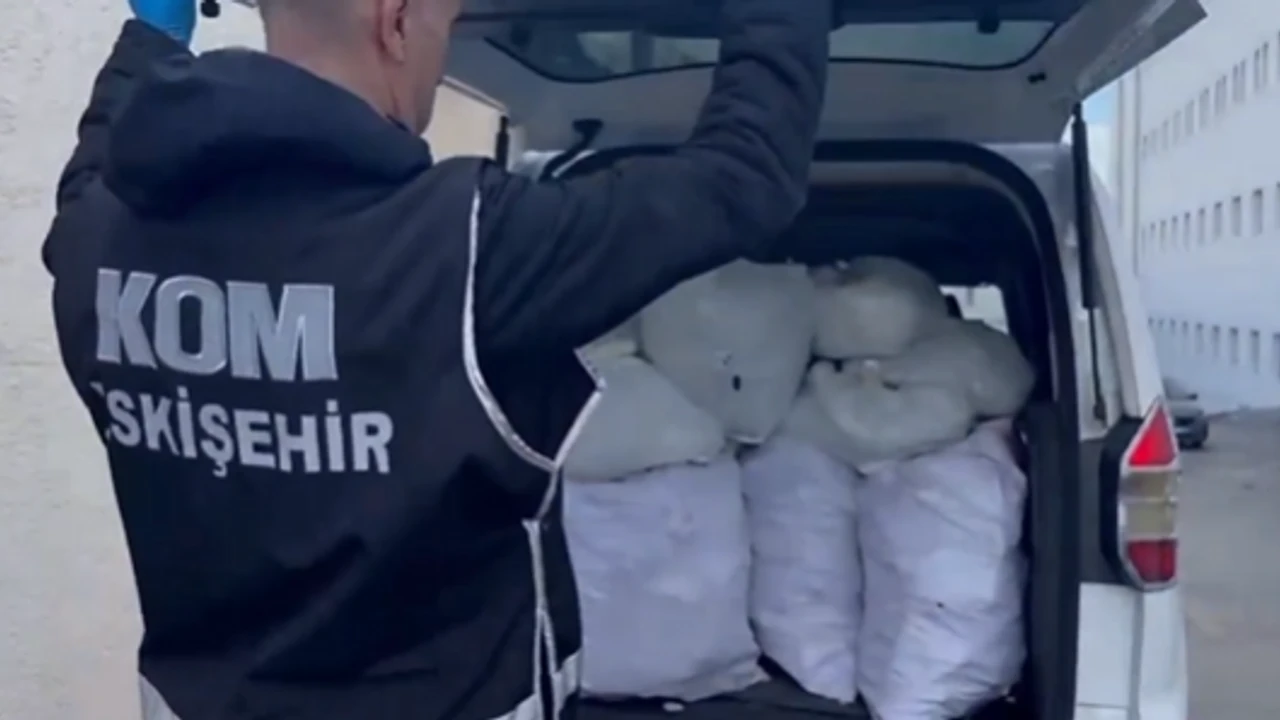 Eskişehir Polisi Dur Dedi: Çekici Üzerindeki Araçtan Cephanelik Çıktı!