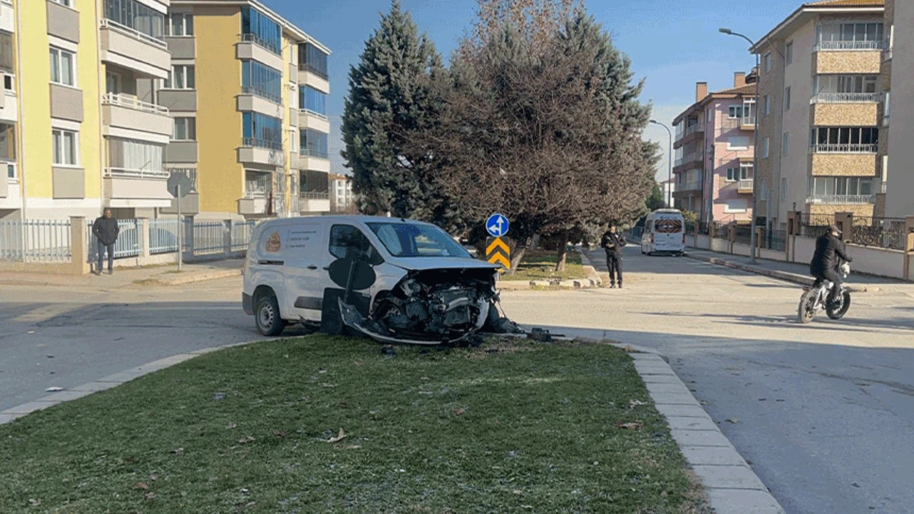 Eskişehir’de feci çarpışma! Araçların kağıt gibi ezildiği o anlar kamerada!