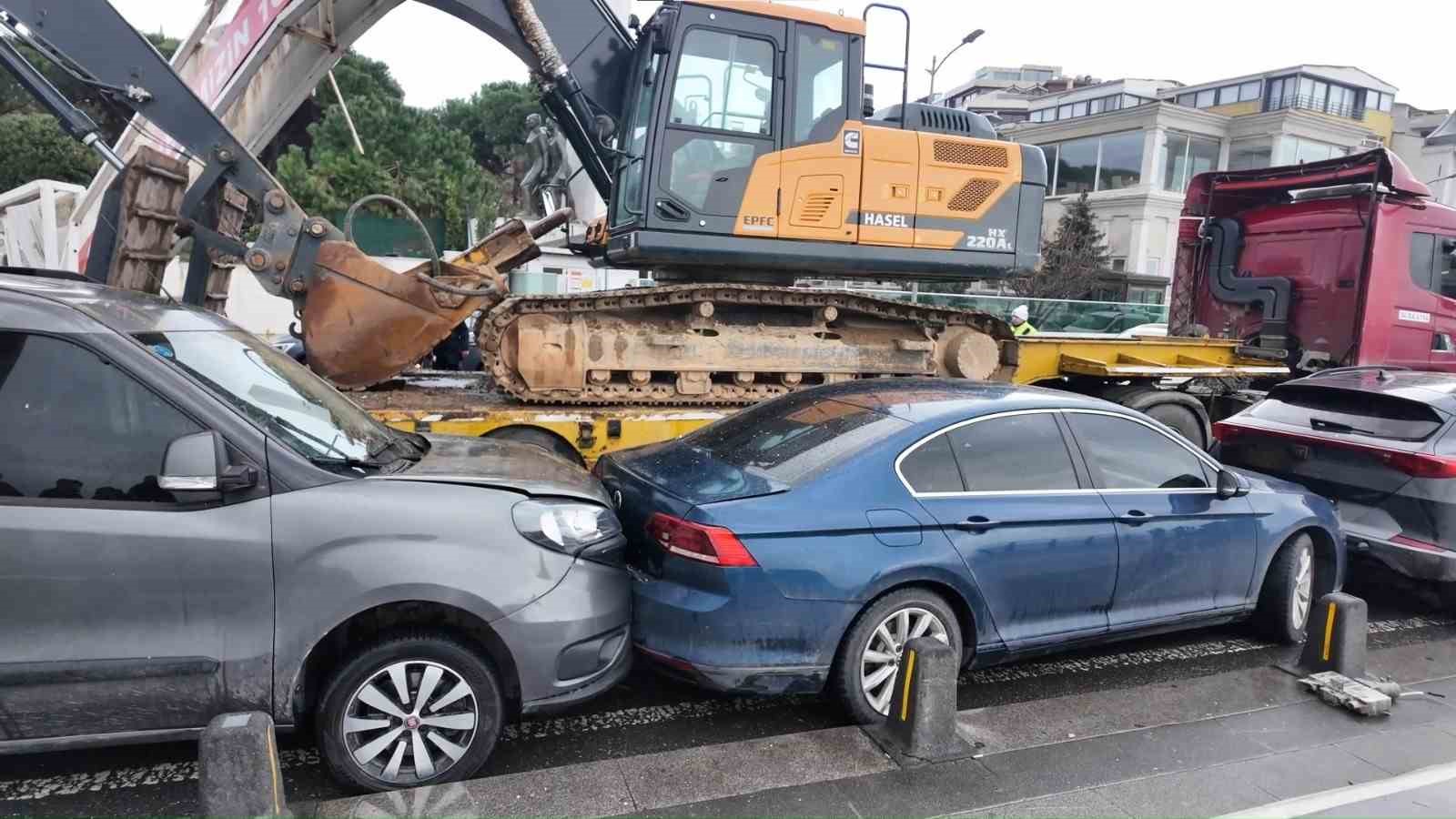 Üsküdar’da tırın üzerindeki ekskavatör tabelaya çarptı: 7 araç zarar gördü
