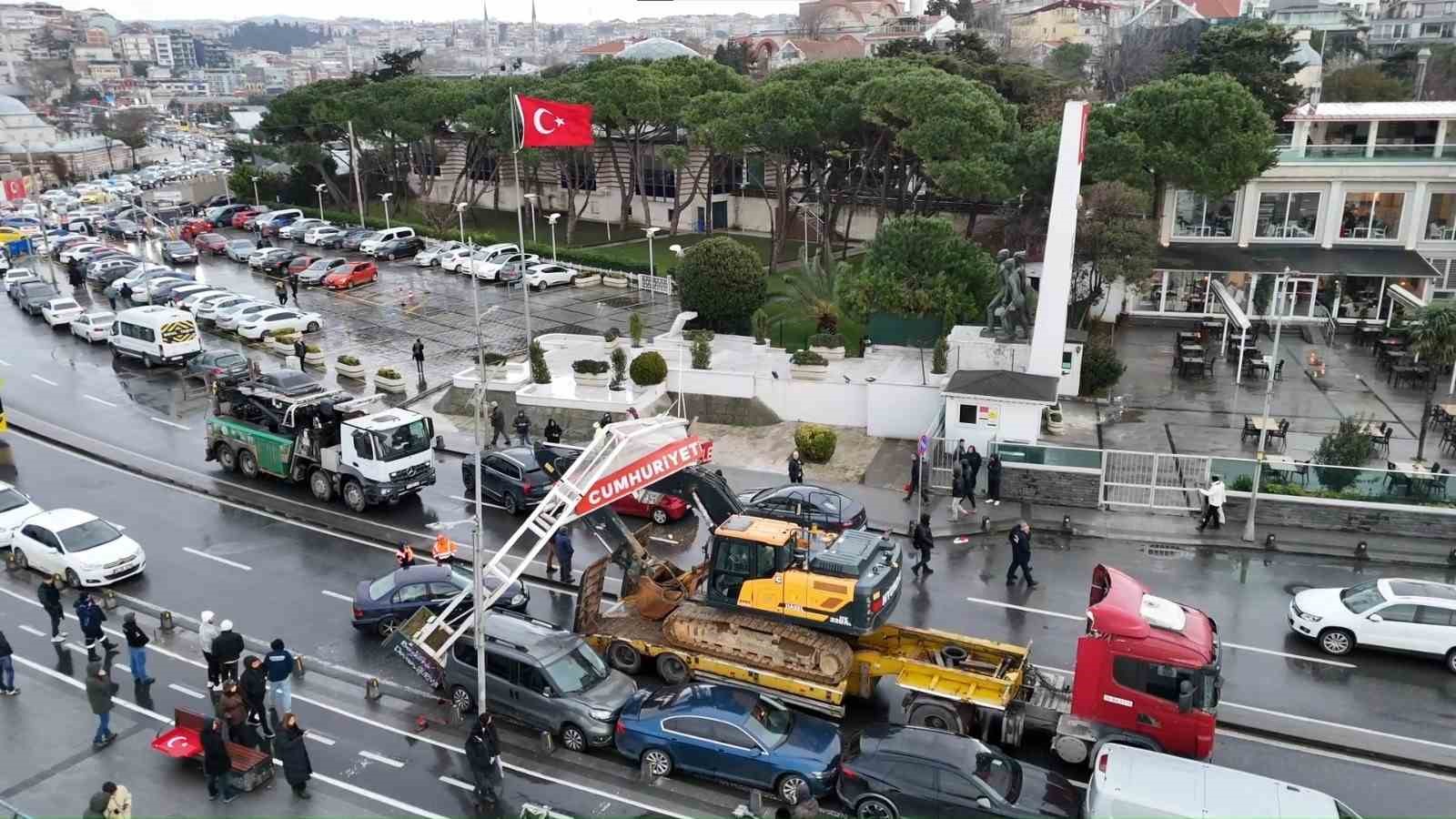 Üsküdar’da tırın üzerindeki ekskavatör tabelaya çarptı: 7 araç zarar gördü